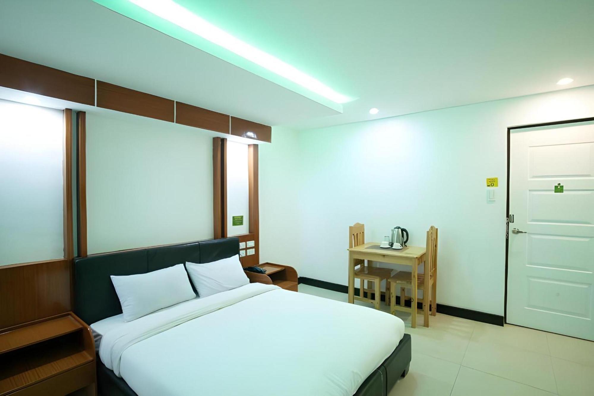 โอโย 195 แรนช์โอเทล บินัน Hotel Binan ภายนอก รูปภาพ